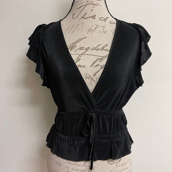 Zara Tops - Zara lettuce black top!